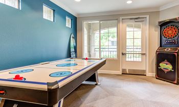 Lounge & kids play zone